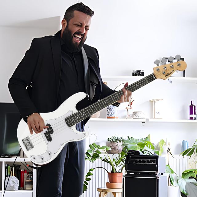 Bullfighterエレキベースセットアクセサリーセット付き、4弦bass