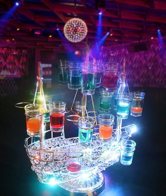 テキーラ観覧車 船型 LED酒ボトルの表示棚 24カップ バー ホテル LED酒棚の表示棚 LED酒グラス 収納ラック KTVナイトクラブに最適 パーテ