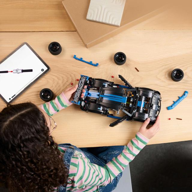 レゴ(LEGO) テクニック Porsche GT4 e-Performance レースカー おもちゃ 玩具 プレゼント 誕生日 ブロック クリスマス 男の子 女の子 子_8