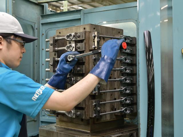 京都機械工具(KTC) 12.7sq.プレセット型トルクレンチGW140-04 [30~140N・m]_1