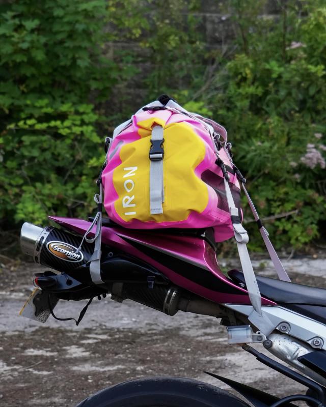 IRON JIA’S バイクシートバッグ ツーリングバッグ キャンプツーリング ショルダーストラップ付き 反射テープ付き ワンタッチ装着 防水 軽_8