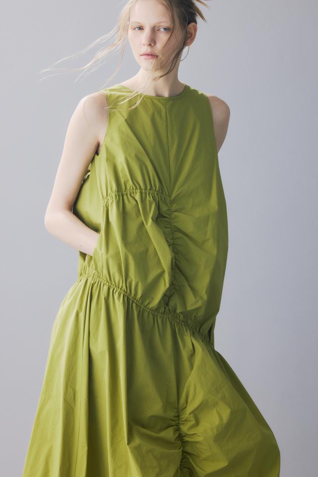 【30％OFF】 【PLUS】シャーリングボリュームバルーンワンピース WOMENSレディース