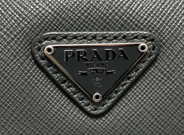 美品 プラダ セカンドバッグ クラッチバッグ レザー グレー メンズ クラッチ Vr0052 Prada 紳士用 三角プレート 集金バッグの通販はau Pay マーケット ブランディール