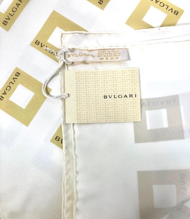 未使用 ブルガリ 大判スカーフ シルク　100％　ロゴ　スクエア　スカーフ ストール バンダナ ホワイト ゴールド 92×87cm BVLGARI 【中古