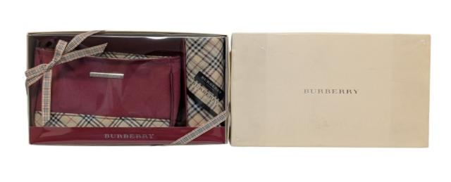 未使用 バーバリー ポーチ ハンカチ セット キャンバス チェック レディース レッド　ベージュ　赤 BURBERRY ギフト 【中古】