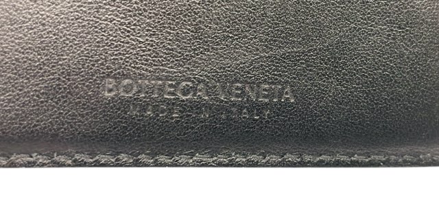 ボッテガヴェネタ 財布 エンボス 605722　型押し レザー ブラック 黒 イントレチャート 二つ折り 小銭入れなし 革製 紳士用 メンズ BOTTE ボッテガヴェネタ 財布 エンボス 605722 型押し レザー ブラック 黒