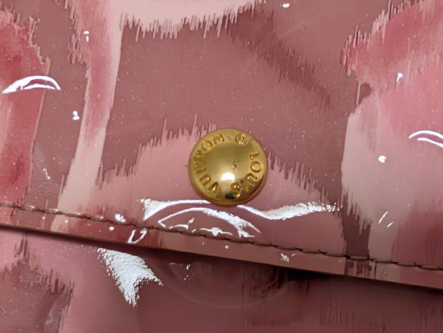 ルイヴィトン ヴェルニ イカットフラワー ポルトフォイユ サラ M90023