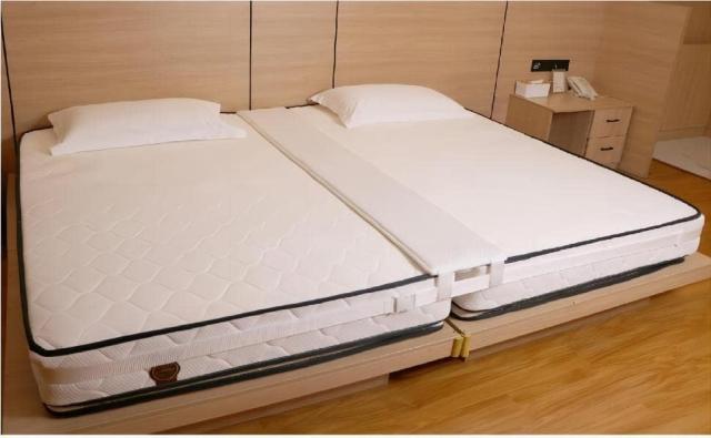 すきまパッド 隙間パッド ベッド 連結 固定ベルト10m 195*30*7cm ワイド 最新 改良型 隙間 埋める すきま防止 洗濯可 洗える ズレ防止 ベッド連結の通販は 5,800円