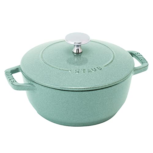staub ストウブ 「 ワナベ セージグリーン L 20cm 」 両手 鋳物 ホーロー 鍋 炊飯 3合 IH対応 【シリアルナンバー付き日本正規販売品】 Wa-NABE 40508-864の通販は