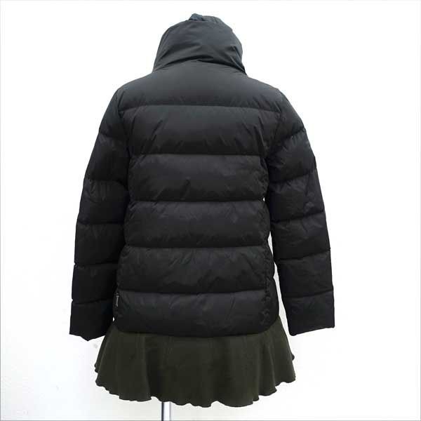 カラーは暗めのカーキで上品ですMONCLER Viburnum ダウンコート