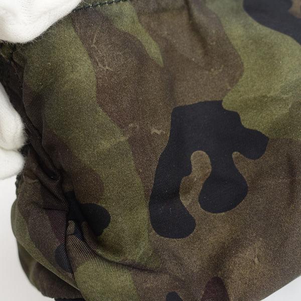 PRADA / プラダ ■ポーチ メタルプレート カモフラ柄 グリーン ブランド【バッグ/バック/BAG/鞄/カバン】 【中古】 の通販は PRADA / プラダ ■ポーチ メタルプレート カモフラ柄 グリーン ブランド【バッグ/バック/BAG/鞄/カバン】 【中古】 の通販は