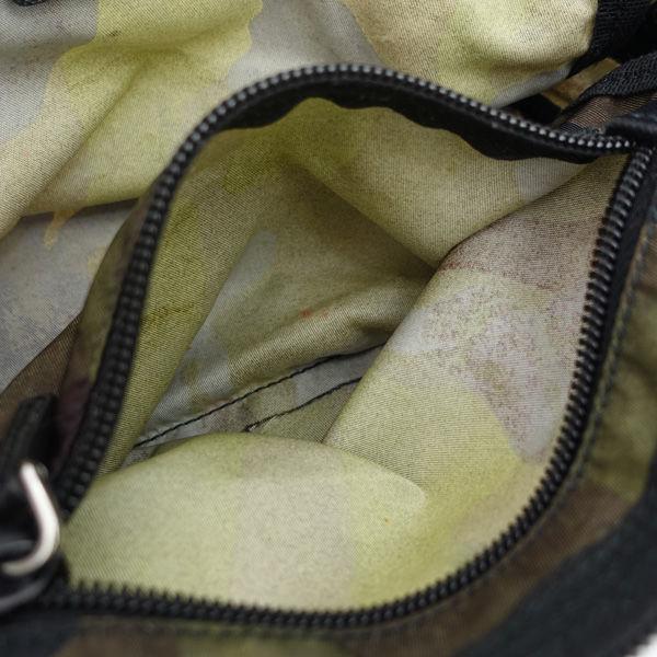 PRADA / プラダ ■ポーチ メタルプレート カモフラ柄 グリーン ブランド【バッグ/バック/BAG/鞄/カバン】 【中古】 の通販は PRADA / プラダ ■ポーチ メタルプレート カモフラ柄 グリーン ブランド【バッグ/バック/BAG/鞄/カバン】 【中古】 の通販は