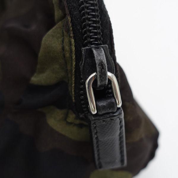 PRADA / プラダ ■ポーチ メタルプレート カモフラ柄 グリーン ブランド【バッグ/バック/BAG/鞄/カバン】 【中古】 の通販は PRADA / プラダ ■ポーチ メタルプレート カモフラ柄 グリーン ブランド【バッグ/バック/BAG/鞄/カバン】 【中古】 の通販は
