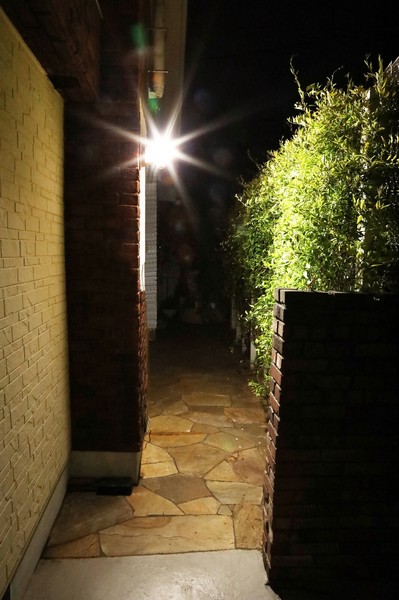 アイリスオーヤマ 大口受付中! 屋外センサーライト 乾電池式LED防犯センサーライト / 家具・インテリア ライト・照明 スタンドライトの通販は 5,059円