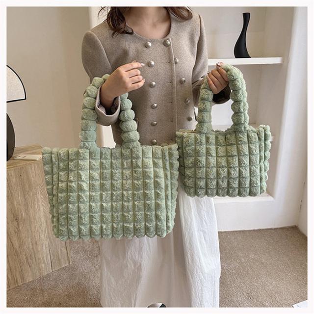 トートバッグ ファーバッグ レディース 2サイズ ファーバッグ 大容量 バッグ 大きめ a4 軽量 大容量 トート ビッグバッグ ファートート モコモコバッグ もこもこ バッグ ふわふわ フェイクファー きれいめ  通勤 通学 クリスマス プレゼントの通販は 9,580円