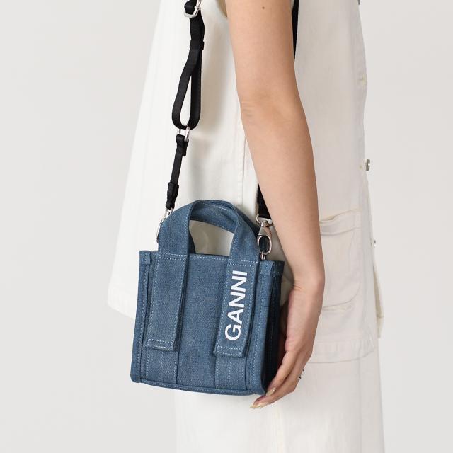 GANNI ガニ— バッグ デニム テック ショルダーバッグ ハンドバッグ A5459 レディース 630 DENIM ブルー コットン ロゴ ミニバッグ シンプル 人気 おすすめ ギフト プレゼントの通販は