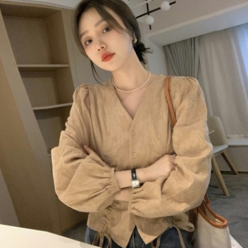 ノーカラーシャツ トップス シャツ ブラウス クラシック スイート ホワイト 白 カーキ レギュラー丈 袖あり 長袖 ボリューム袖 Vネック スリム 細身 タイト シングルブレスト ボタン 大人女子 大人 上品 おしゃれ デイリーウェア レトロ レトロ風 こなれ感 キュート かわいいの通販は 5,292円