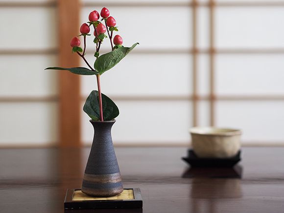 一輪挿し 銀嶺ラッパ型ミニ花入【花瓶 フラワーベース 器 壺 陶器 和風 おしゃれ 仏壇 小さい シンプル 信楽焼】