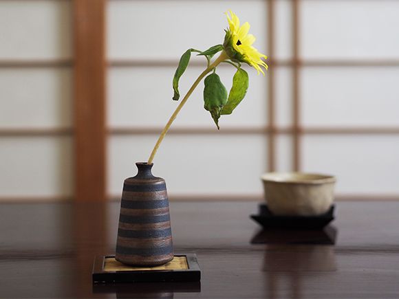 一輪挿し 銀嶺つり鐘ミニ花入【花瓶 フラワーベース 器 壺 陶器 和風 おしゃれ 仏壇 小さい シンプル 信楽焼 信楽 焼き物】の通販はau PAY  マーケット - 盆栽妙 | au PAY マーケット－通販サイト