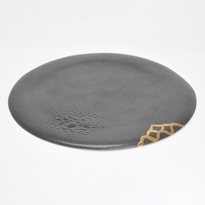 作家物　金彩絵付け黒皿　伊藤光伸作　幅28cm×高さ0.5cm