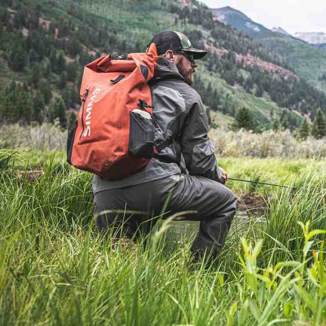 (取寄) シムス ドライ クリーク ロールトップ バックパック Simms Dry Creek Rolltop Backpack Simms  Orange｜au PAY マーケット