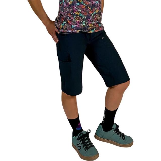 (取寄) シェドリー レディース リミットレス - ストレッチ ウエストバンド ハイライズ 14インチ ショート - ウィメンズ SHREDLY women Limitless - Stretch Waistband High-Rise 14in Short - Women's Noirの通販は 36,420円