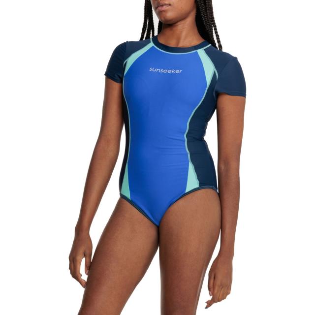 (取寄) サンシーカー バック ジップ ラッシュ ガード ワンピース スイムスーツ - ショート スリーブ Sunseeker Back Zip Rash Guard One-Piece Swimsuit - Short Sleeve Oltの通販は