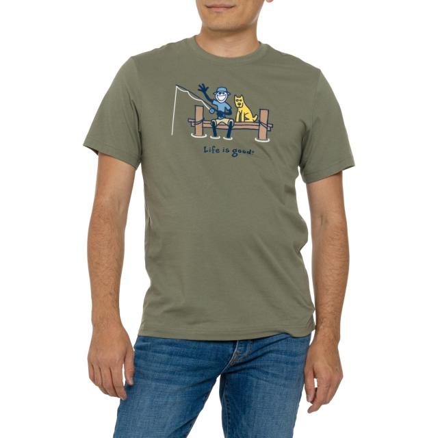 (取寄) ライフイズグッド ドッグ ダッド フィッシング ジェイク ロケット ドック T-シャツ - ショート スリーブ Life is Good Life is Good Dog Dad Fishing Jake Rocket Dock T-Shirt - Short Sleeve  Moss Greenの通販は