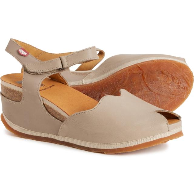 (取寄) オンフット レディース メイド イン スペイン 103 ピープ トゥ ウェッジ サンダル OnFoot women Made in Spain 103 Peep Toe Wedge Sandals (For Women)  Taupeの通販は 12,892円