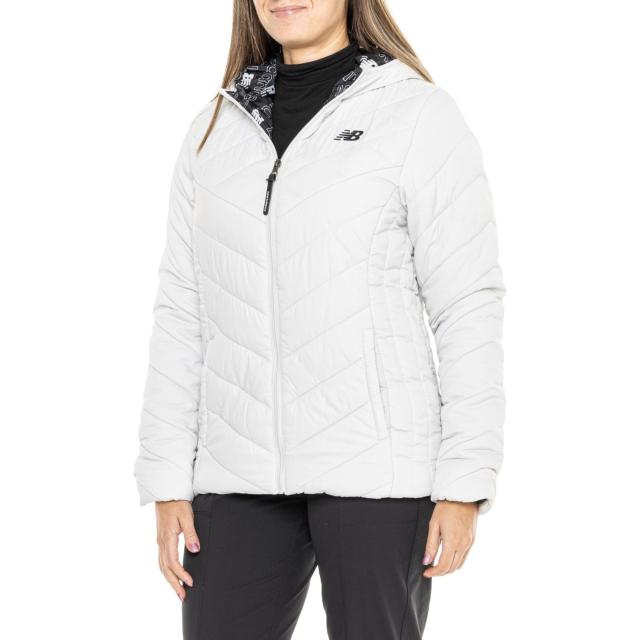 (取寄) ニューバランス ロゴ プリント ライニング フーデット パファー ジャケット - インサレーテッド New Balance Logo Print Lining Hooded Puffer Jacket - Insulated  Whiteの通販は