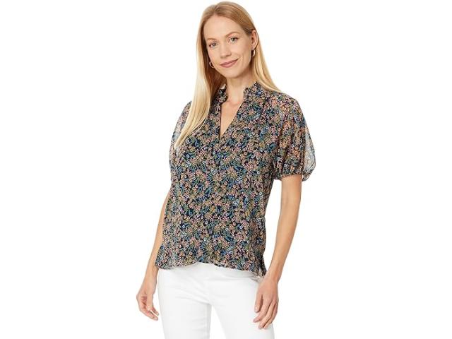 (取寄) シーシー レディース プリンテッド ラッフル ネック ラグラン シーム スプリット ネック ブラウザ CeCe women Printed Ruffle Neck Raglan Seam Split Neck Blouse Classic Navyの通販は