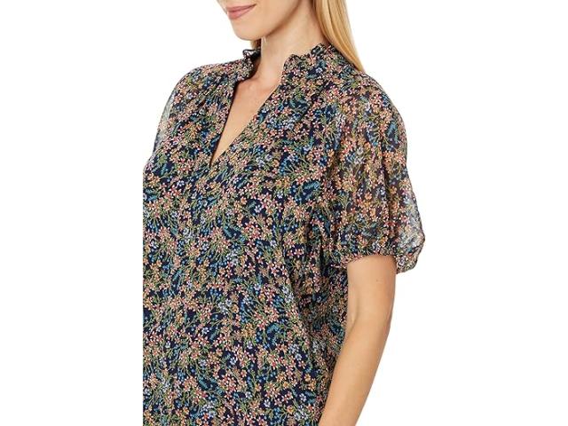 (取寄) シーシー レディース プリンテッド ラッフル ネック ラグラン シーム スプリット ネック ブラウザ CeCe women Printed Ruffle Neck Raglan Seam Split Neck Blouse Classic Navyの通販は