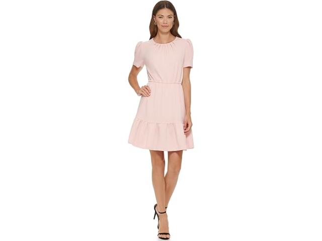 (取寄) ダナキャランニューヨーク レディース ラッフルド フィットアンドフレア ドレス ウィズ パフ スリーブ DKNY women DKNY Ruffled Fit-and-Flare Dress with Puff Sleeve Powderの通販は 25,840円