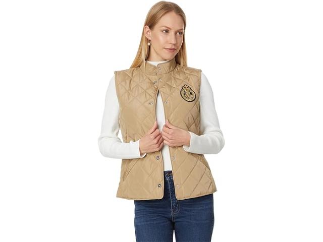 (取寄) ローレン ラルフローレン レディース リサイクル キルト ベスト w クレスト 23 Lauren Ralph Lauren women Lauren Ralph Lauren Recycled Quilt Vest W Crest 23" Birch Tanの通販は