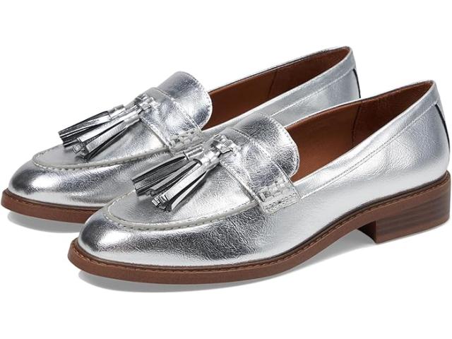 (取寄) フランコ サルト レディース キャロリン ロウ スリッポン タッセル ローファーズ Franco Sarto women Carolynn Low Slip-On Tassel Loafers Silver llic