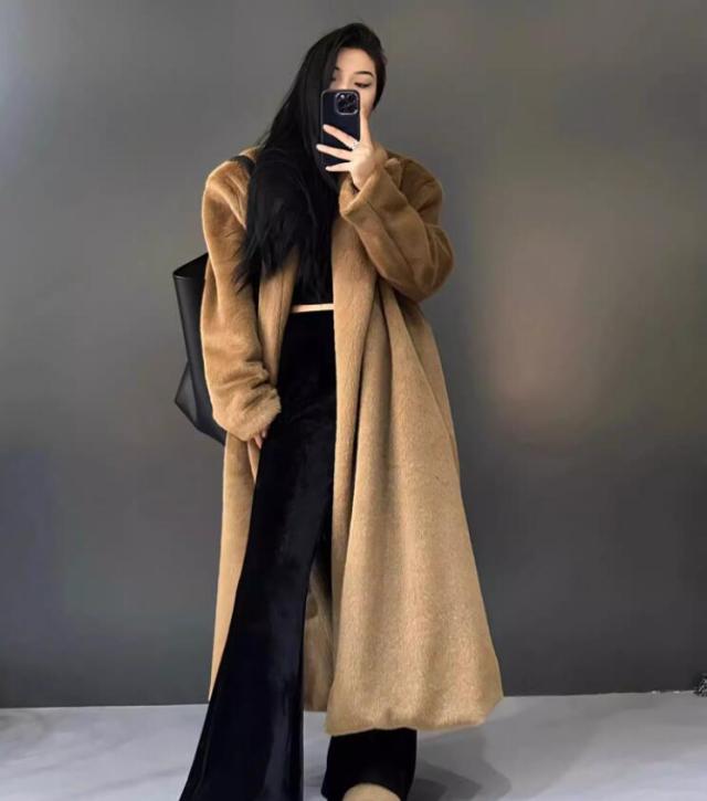 ファーコート ボリューム冬新作フェイクファー 秋冬服 カジュアル暖かい フェイクファーレディースフード付きロング丈もこもこ