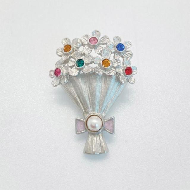 4～8mmのあこや真珠を流れるようなブーケに配したブローチSV製 4～8mmのあこや真珠を流れるようなブーケに配したブローチSV製