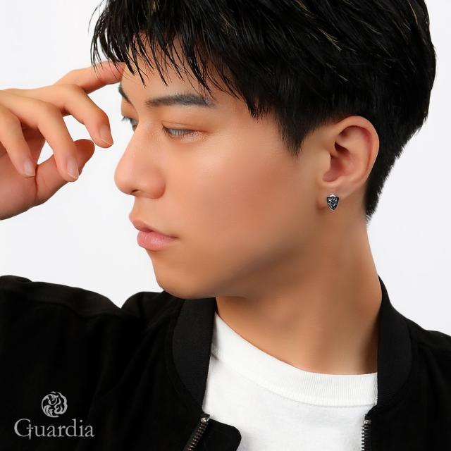Guardia ガルディア Emblem 胸章 しろがね色 ピアス 1P 片耳用 メンズピアス 盾 遮蔽物 記号 黒 黒いこと 三鞭酒色合い 唐草 アラベスク 炎