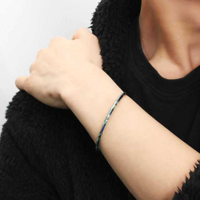Hizm 純チタン ゆらぎ オーロラ バングル ブレスレット チタン グリーン 緑 青緑 ブルー ねじり 捻り ツイスト 上品 大人 きれいめ きれい 綺麗_2