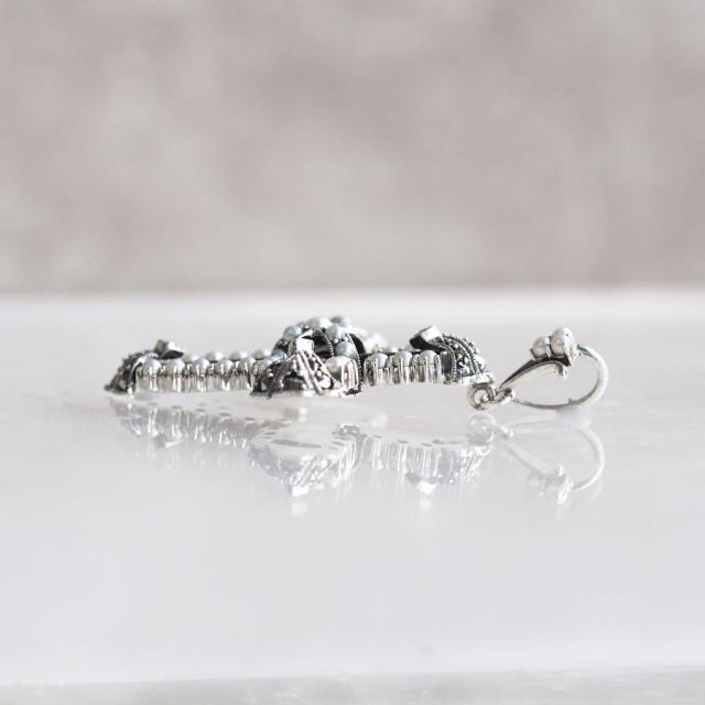 オニキスとマーカサイト、シルバーのペンダントトップ 1930年代 マーカ