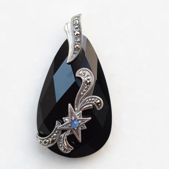 オニキスとマーカサイト、シルバーのペンダントトップ 1930年代 マーカ