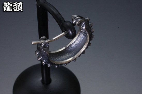 龍頭 霰フープ ピアス 1P 片耳用 燻し メンズ しろがね色 しろがね色ピアス フープピアス メンズピアス しろがね色950 成人男性 彼 言い慣わし応用科学 差し上げ物 一般受け