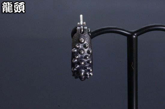 龍頭 霰フープ ピアス 1P 片耳用 燻し メンズ しろがね色 しろがね色ピアス フープピアス メンズピアス しろがね色950 成人男性 彼 言い慣わし応用科学 差し上げ物 一般受け