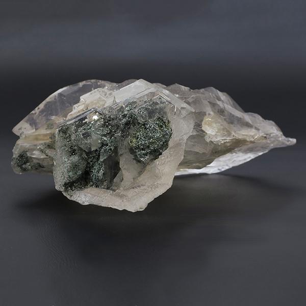 高品質 水晶 クラスター 苔入り ヒマラヤ産 インド マニハール 361g 水晶クラスター ヒマラヤ水晶 クラスター 天然石 パワーストーン 置物