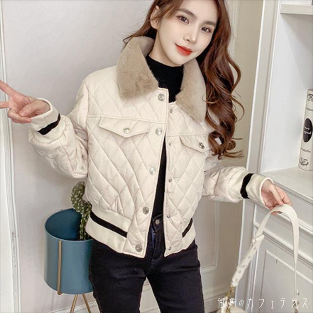 アウター ショートコート ジャケット 羽織り 3色 ダウンジャケット キルティングジャケット ショート ショート丈 袖あり 長袖 Vネック ファー ボア かわいい 大人可愛い 綺麗 シンプル カジュアル 大人 おしゃれ お洒落 大人女子 こなれ感 コンサバ 定番アイテム 体型カバーの通販は