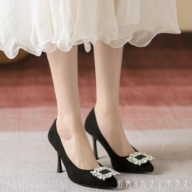 パンプス 靴 シューズ レディース ポインテッドトゥ ヒール ピンヒール スエード スウェード フェイクスエード マット バックル ビジュー ラインストーン きらきら キラキラ 高級感 無地 シンプル 大人 上品 きれいめ エレガント 綺麗 人気 韓国 お出かけ お呼ばれ パーティーの通販は 5,793円