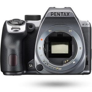 (中古品) PENTAX K-70 ボディ シルバー デジタル一眼レフカメラ 超高感度 2424万画素APS-C センサー アウトドアに最適 全天候型 一眼レフ 4.5段ボディ内手振れ補正搭載 明るく見やすいガラスペンタプリズム採用の視野率100%光学ファインダー搭載 バリアングルモニター 16983