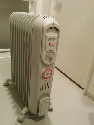 (中古品) DeLonghi オイルラジエターヒーター F字型フィン11枚 【4〜10畳用】 V551115EFS