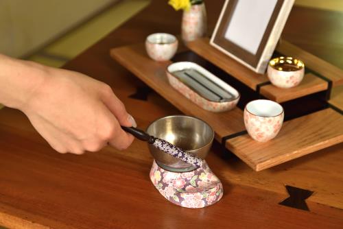 サンメニー ミニ おりん セット 本格 有田焼 2.3寸 日本製 りん 仏壇りん 現代 仏具 小さい 可愛い 鈴音 飛花 スノーホワイト 毎日のお供え お参りに 手元供養 ペット 供養 狭い スペース にも 真鍮 ブラス 製 凛 とした 音色 リラックス に りん直径7.0×高さ6.0cm [Sunmany]_2