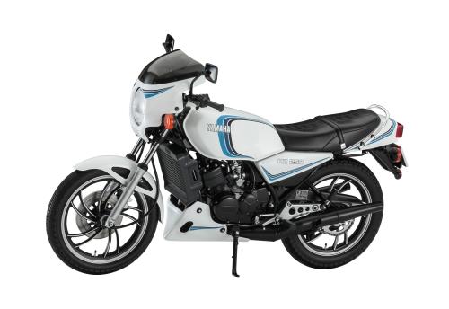 ハセガワ 1/12 ヤマハ RZ250(4L3) w/カウル 1982 プラモデル 21758